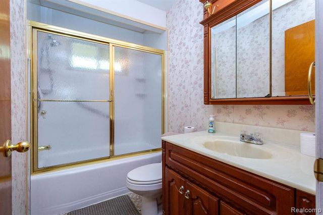 36271 Suffolk Street, Clinton Township, MI 48035