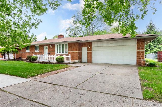 36271 Suffolk Street, Clinton Township, MI 48035