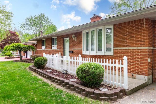 36271 Suffolk Street, Clinton Township, MI 48035