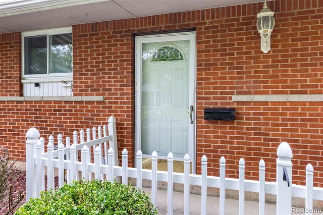 36271 Suffolk Street, Clinton Township, MI 48035