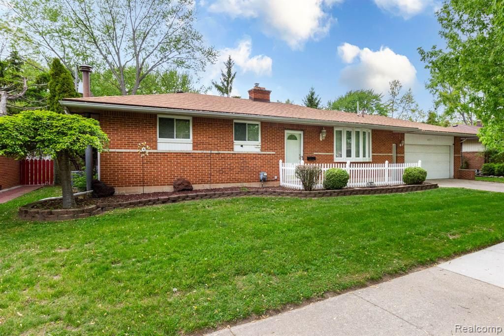36271 Suffolk Street, Clinton Township, MI 48035