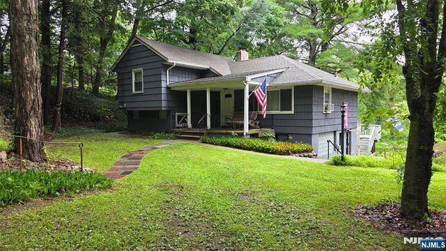 91 Goldfinch Lane, West Milford, NJ 07421