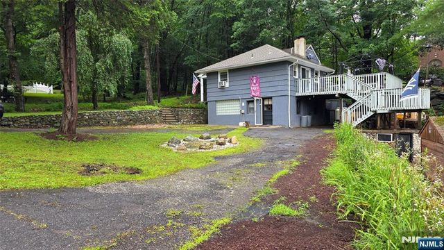 91 Goldfinch Lane, West Milford, NJ 07421