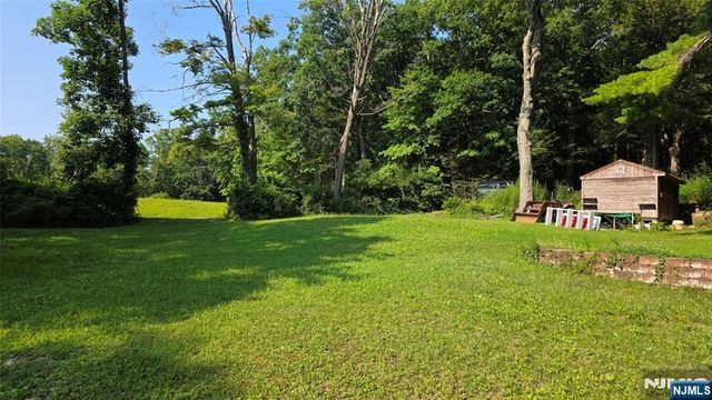 91 Goldfinch Lane, West Milford, NJ 07421