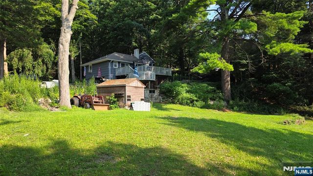 91 Goldfinch Lane, West Milford, NJ 07421