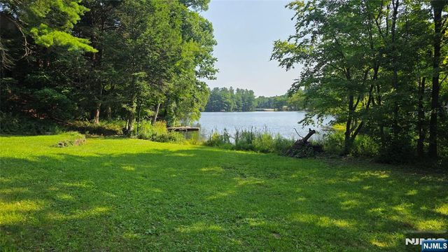 91 Goldfinch Lane, West Milford, NJ 07421