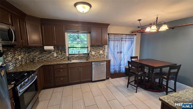 91 Goldfinch Lane, West Milford, NJ 07421