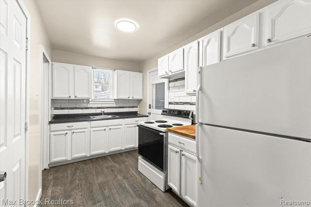 21916 Oakwood Avenue, Eastpointe, MI 48021