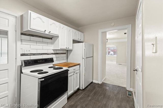 21916 Oakwood Avenue, Eastpointe, MI 48021