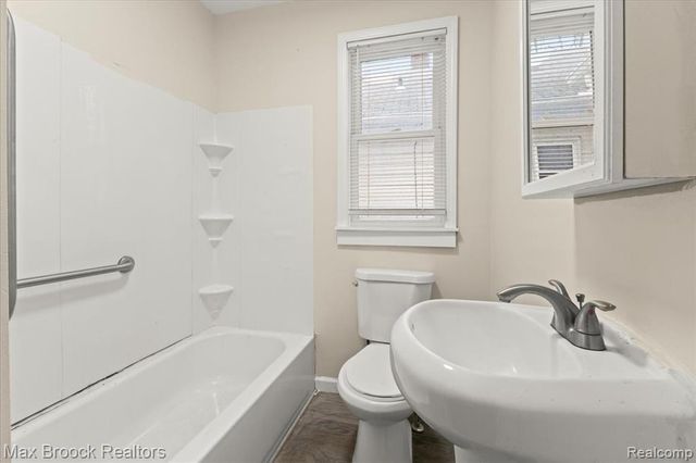 21916 Oakwood Avenue, Eastpointe, MI 48021