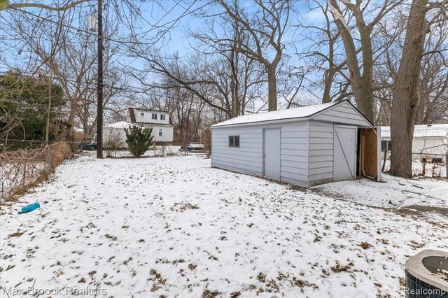 21916 Oakwood Avenue, Eastpointe, MI 48021