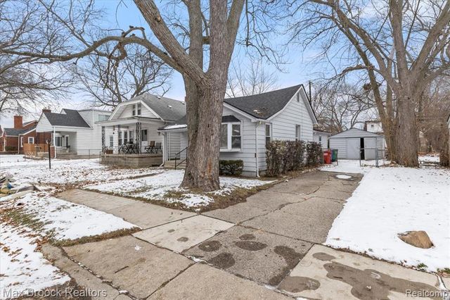 21916 Oakwood Avenue, Eastpointe, MI 48021