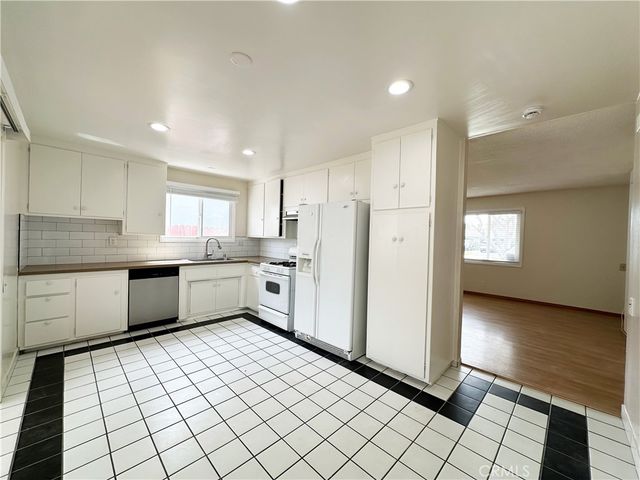 24113 Hartland, West Hills, CA 91307