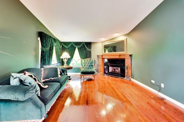 110 Commons Drive, Palos Park, IL 60464