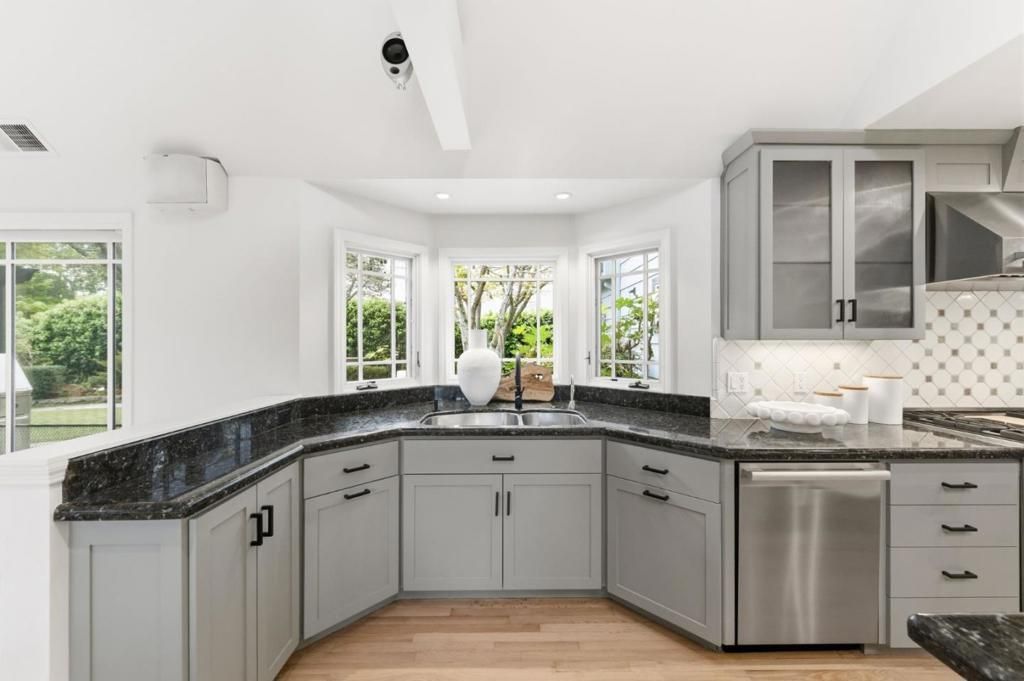 Image 11 of property listing at 16508 Oleander Avenue, Los Gatos, CA 95032