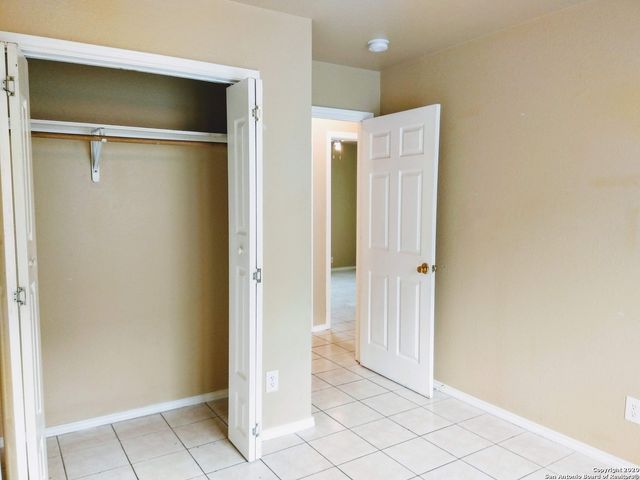 422 Amires Pl, San Antonio, TX 78237