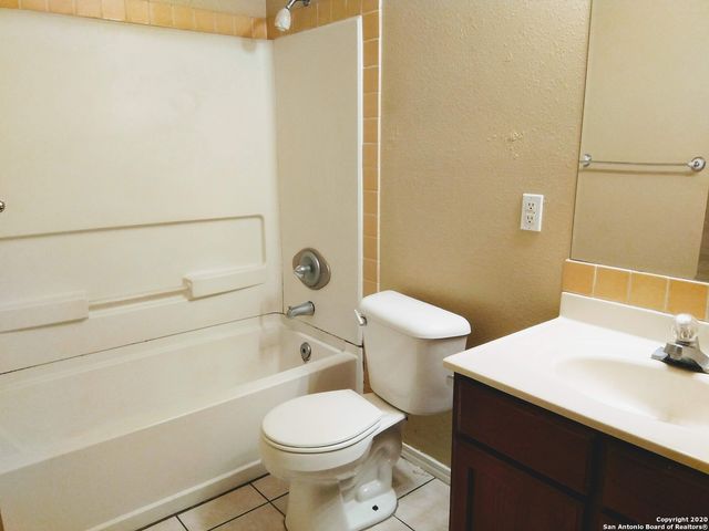 422 Amires Pl, San Antonio, TX 78237