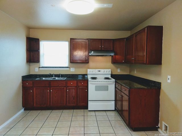422 Amires Pl, San Antonio, TX 78237