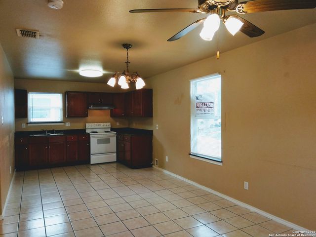 422 Amires Pl, San Antonio, TX 78237