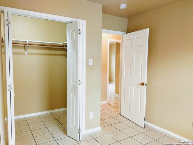 422 Amires Pl, San Antonio, TX 78237