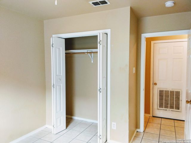 422 Amires Pl, San Antonio, TX 78237