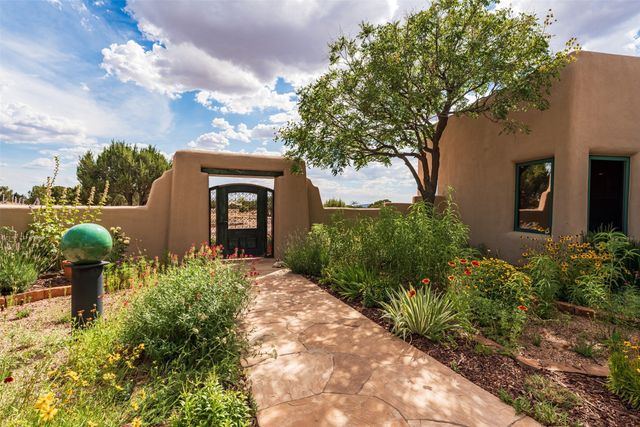 16 Cloud March, Santa Fe, NM 87506