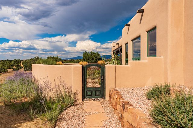 16 Cloud March, Santa Fe, NM 87506