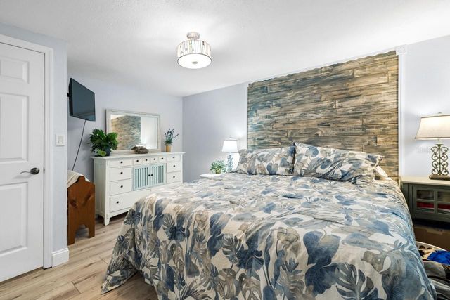 107 6TH STREET NW, Ruskin, FL 33570