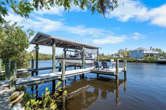 107 6TH STREET NW, Ruskin, FL 33570