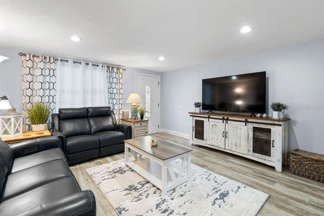 107 6TH STREET NW, Ruskin, FL 33570