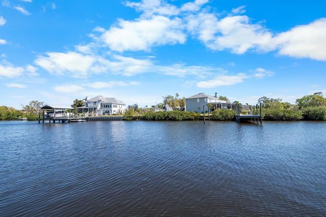 107 6TH STREET NW, Ruskin, FL 33570