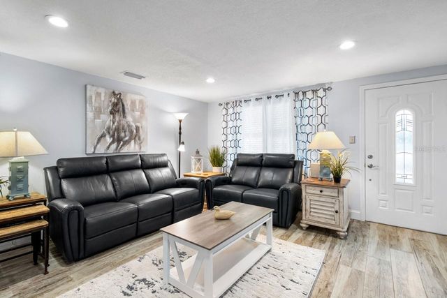 107 6TH STREET NW, Ruskin, FL 33570