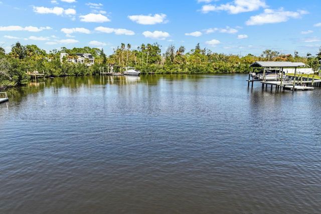 107 6TH STREET NW, Ruskin, FL 33570