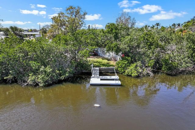 107 6TH STREET NW, Ruskin, FL 33570