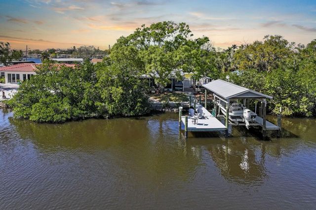 107 6TH STREET NW, Ruskin, FL 33570
