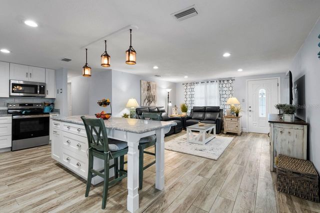 107 6TH STREET NW, Ruskin, FL 33570