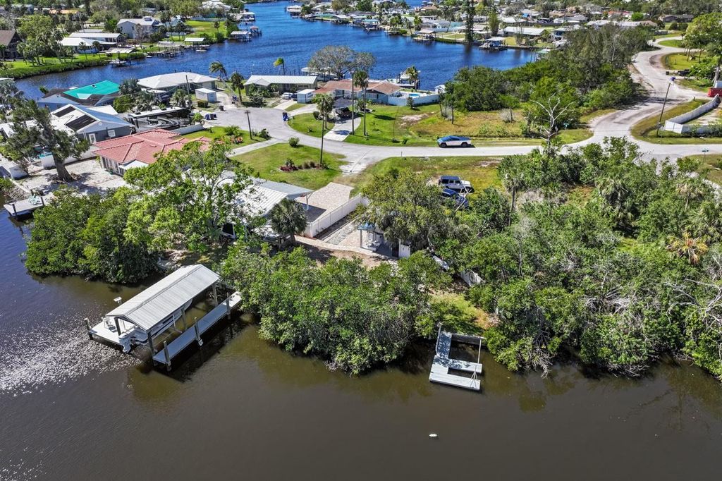 107 6TH STREET NW, Ruskin, FL 33570