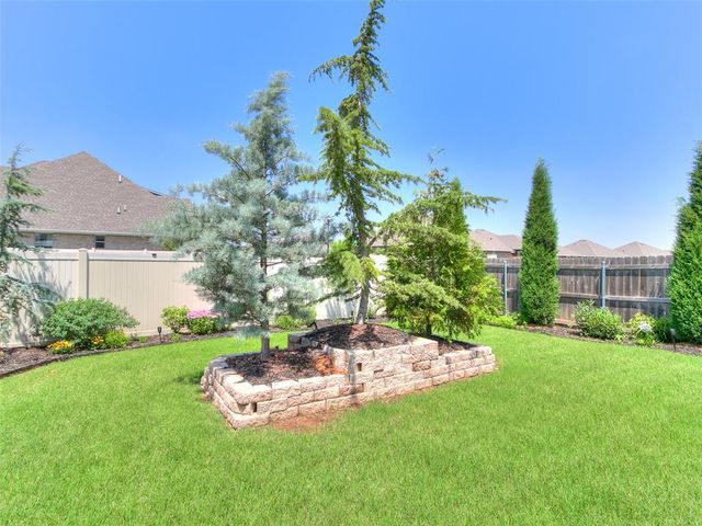 11809 Loren Brook Lane, Yukon, OK 73099