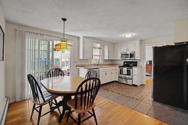 28 Sagewood Cir, Attleboro, MA 02703