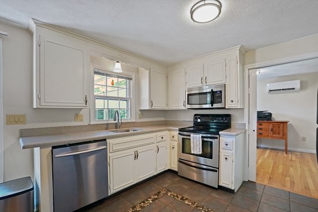 28 Sagewood Cir, Attleboro, MA 02703