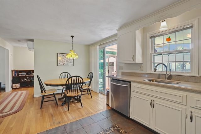 28 Sagewood Cir, Attleboro, MA 02703