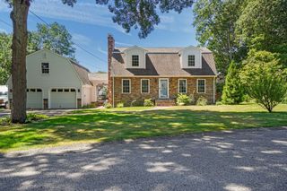 28 Sagewood Cir, Attleboro, MA 02703