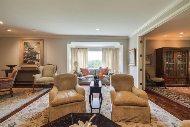 1114 Sherwood Lane B-2, Nichols Hills, OK 73116