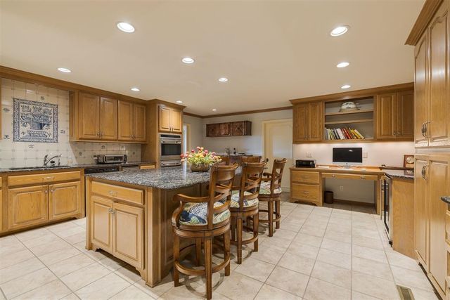 1114 Sherwood Lane B-2, Nichols Hills, OK 73116