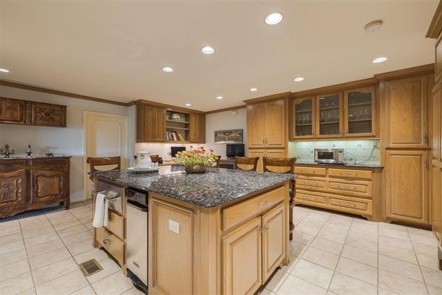 1114 Sherwood Lane B-2, Nichols Hills, OK 73116