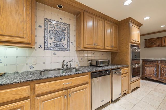 1114 Sherwood Lane B-2, Nichols Hills, OK 73116