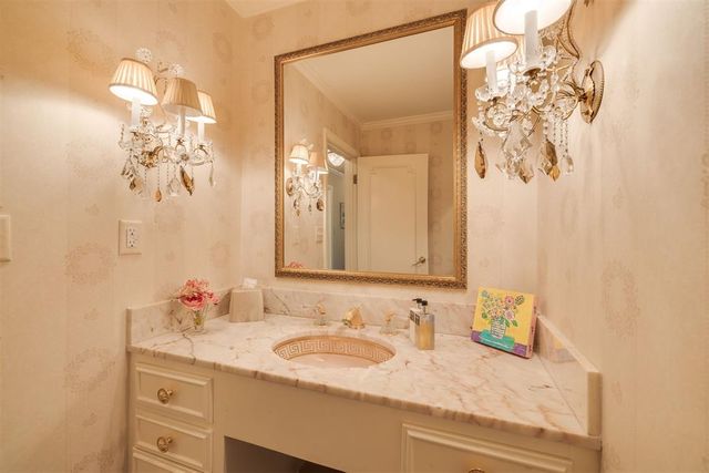 1114 Sherwood Lane B-2, Nichols Hills, OK 73116