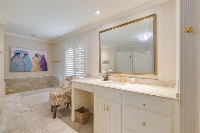 1114 Sherwood Lane B-2, Nichols Hills, OK 73116