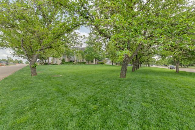 1114 Sherwood Lane B-2, Nichols Hills, OK 73116