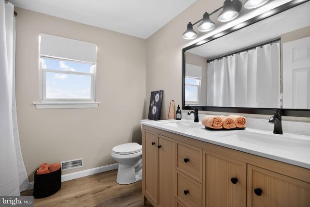 109 YORKTOWN DR, Mount Laurel, NJ 08054